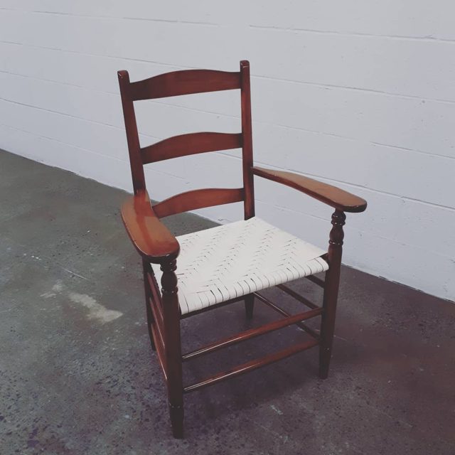 Nouvelle vie pour une chaise ancienne. Finition du bois par Atelier Babachic/ New life for a family heirloom. Wood finis