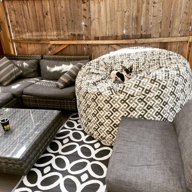 Un pouf géant et un autre client heureux... photo par Majid / A giant  pouf and another happy client... photo courtesy o