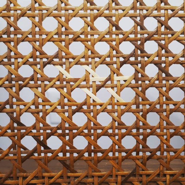 Le kintsugi du cannage? Faut juste de la patience... / The kintsugi of caning? All it takes  is patience... #rembourrage