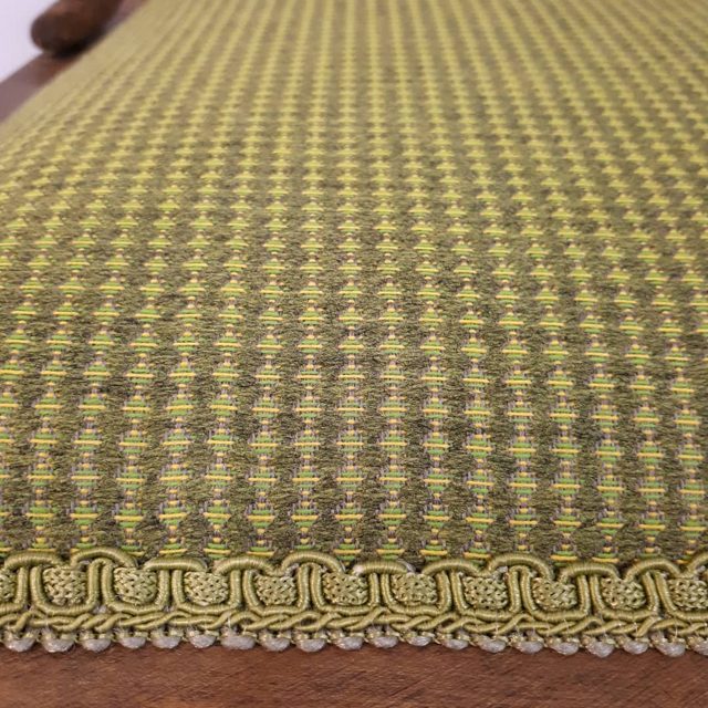 Simple chairs look even lovelier with the right fabric and gimp. / Des chaises toutes simples qui sont encore plus jolie