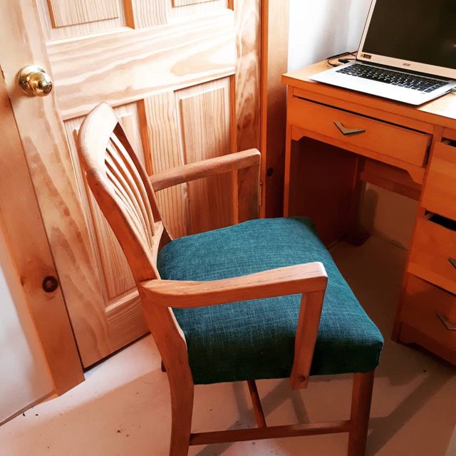 Le travail à la maison n'est pas toujours facile mais un bon rembourrage fait la différence... Cette chaise banale cache