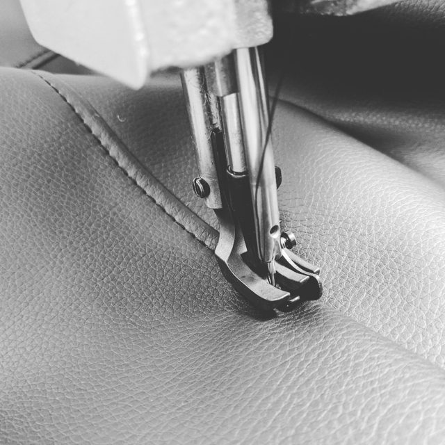 Love my new 1/4" guide foot for topstitching a seam - j'adore mon nouveau pied guide pour le surpiquage.  Merci @the_fun