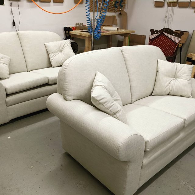 Complete transformation of a pair of leather sofas - transformation complète d'une pair de sofas en cuir