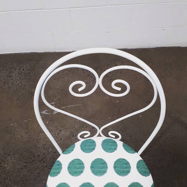 Une housse de coussin si jolie qu'elle veut être recyclée en siège... / A cushion cover so pretty asks to be recycled as