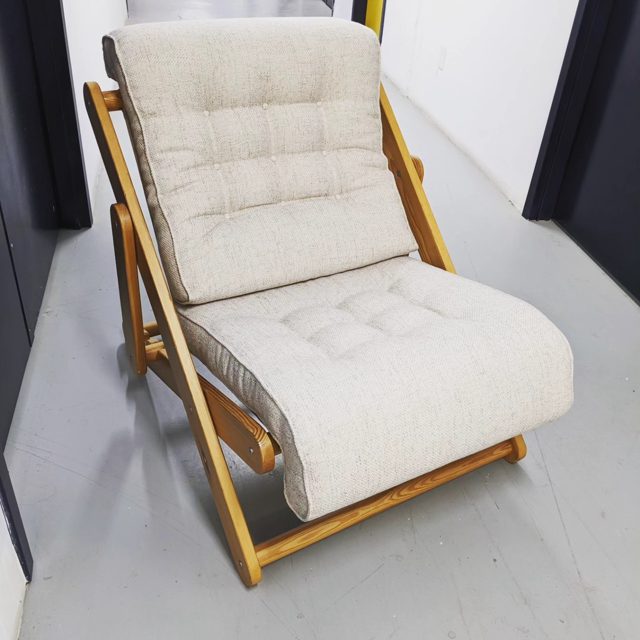 Chaise Kon Tiki  de Ikea années 70 refait dans un beau tissu Avant Garde.