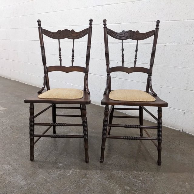 Deux jolies chaises anciennes - two pretty dining chairs.  Bois refait par Atelier Babachic