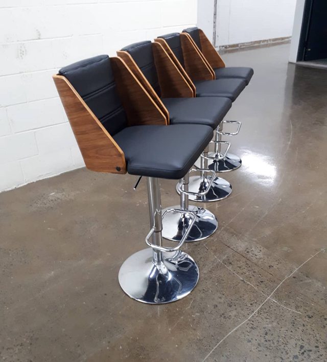 New seats. Thank you @wisteriawoodsmontreal for repairs and revamping veneer. / Nouveaux sièges. Merci @wisteriawoodsmon