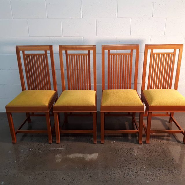 Companions to the Frank Lloyd Wright barrel chairs and a single tall lady. / Les compagons des deux fauteuils Frank Lloy