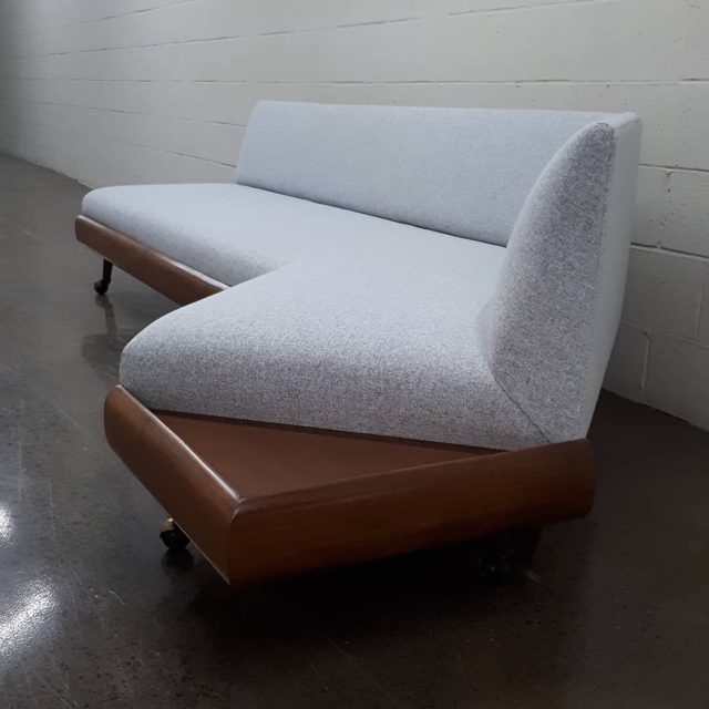 Glad to get this 10 foot sofa out of the workshop! / Contentes de voir ces 3 mètres de sofa quitter l'atelier!