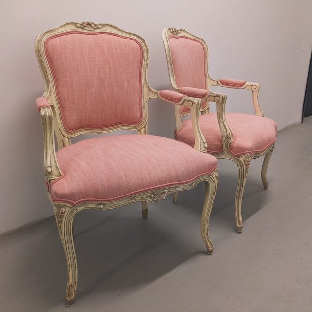 Jolies en rose - pretty in pink! #flyssupholstery #flyss #rembourrageflyss #charlottefabrics #acheterlocal #buylocal #re