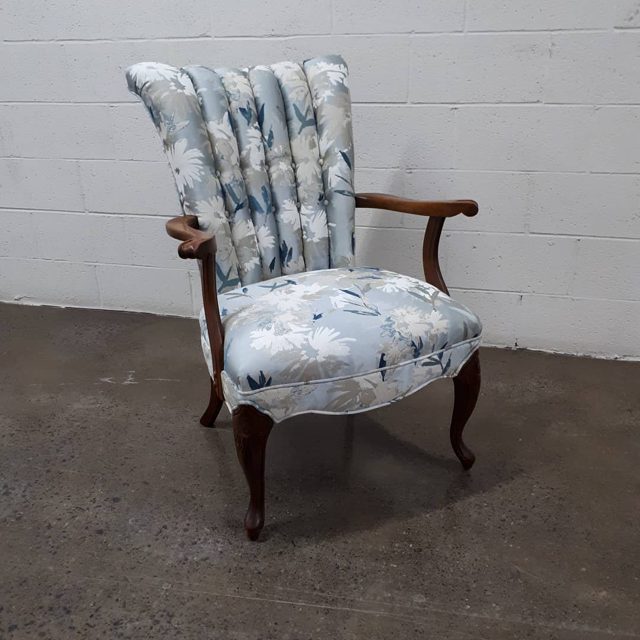 Pretty flute back chair all ready for delivery - jolie chaise à flûtes prête à livrer #rembourrageflyss #rembourrage #fl