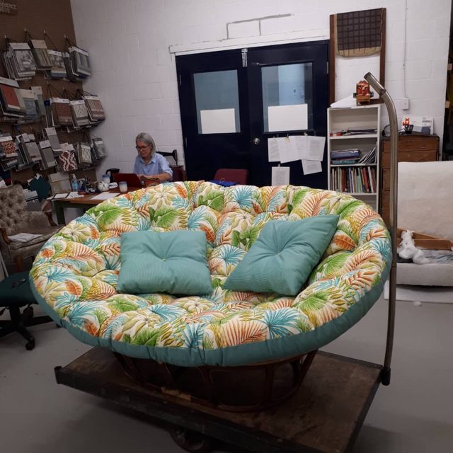 Nouveau coussin géant pour un cadre en rotin trouvé dans la rue./ New giant cushion for rattan frame found on sidewalk.