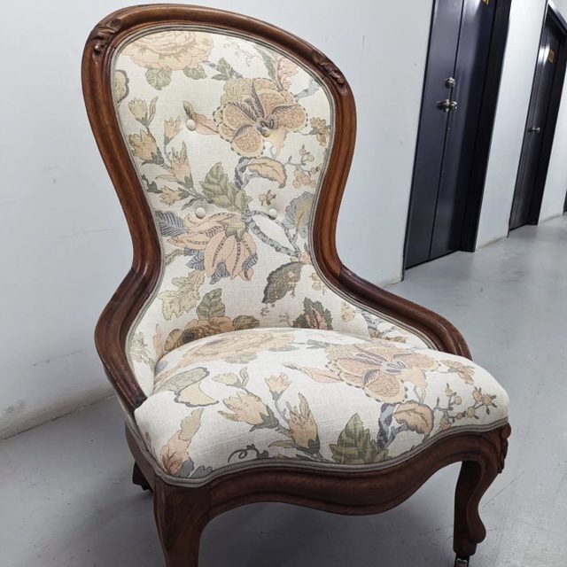 Very pretty old slipper chair in a Charlotte Fabrics print - jolie chaise antique avec tissu imprimé de Charlotte Fabric