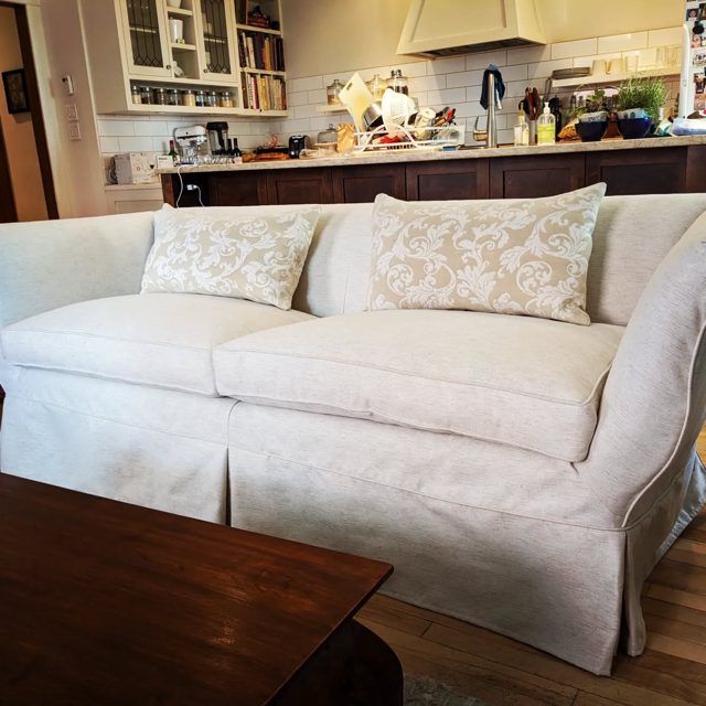 Nouveaux coussins de siège et une housse ajustée  ont transformé ce sofa bien aimé