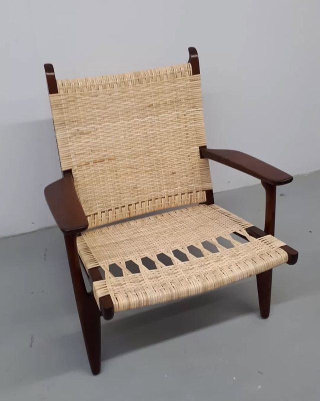 Tout un privilège de travailler sur trois fauteuils originaux de Hans Wegner (CH27 et CH22) abandonnées dans une grange 
