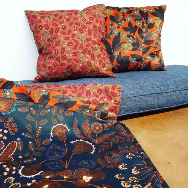 Des coussins prêts pour les fêtes. // Cushions ready for the holidays.