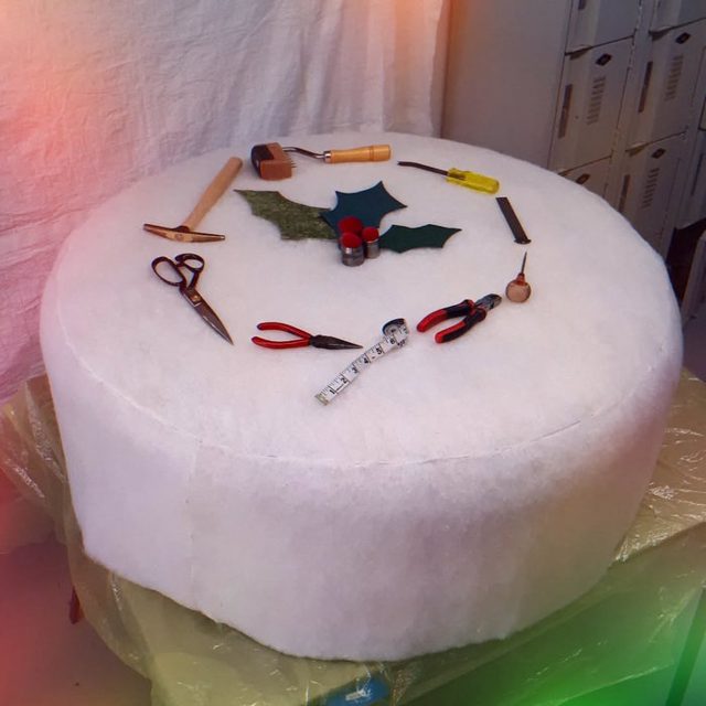 Quand un pouf géant s'invite pour les fêtes! / When a giant pouf invites itself over for the holidays!