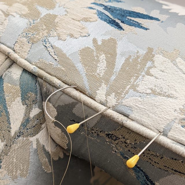 Sometimes I just like hand sewing instead of plygrip.  It feels more gentle on an old piece - quelque fois je préfère la