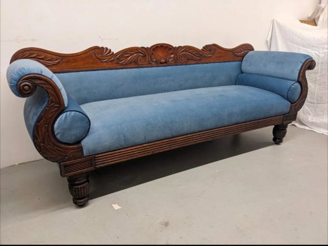 So elegant in blue velvet with a subtle navy linen piping.  Et merci à Richard pour les réparations au bois! #flyssuphol