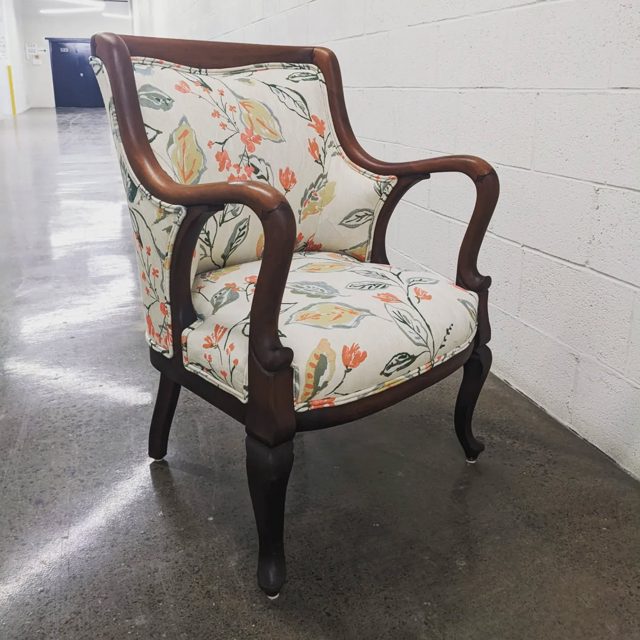 Jolie petite chaise antique refait avec tissu Ennis "Ella"; pretty antique chair in Ennis Fabrics "Ella"